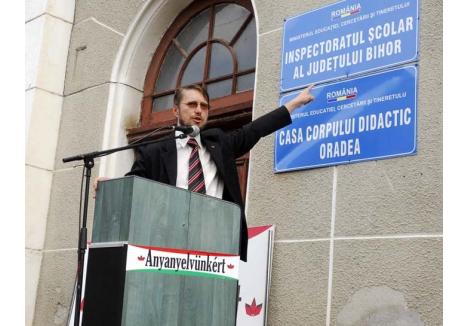 DEMONSTRAŢIE DE FORŢĂ. Pentru că în 2009 şeful IŞJ Dorel Luca schimbase patru directori de şcoli maghiari, preşedintele executiv al UDMR Bihor, Szabo Odon, a mobilizat în faţa Inspectoratului 500 de manifestanţi. Deşi cei înlocuiţi nu îndeplineau condiţiile legale pentru a rămâne în posturi, a deranjat că Luca îndrăznise să se atingă de oamenii UDMR 
